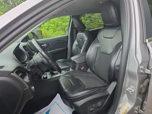 Used 2019 Jeep Cherokee Latitude Plus AWD/4WD image 11
