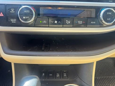 Used 2019 Toyota Highlander Limited Platinum AWD/4WD image 11