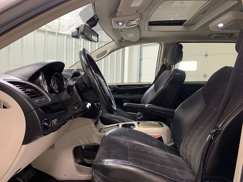 Used 2014 Chrysler Town & Country Touring-L image 16
