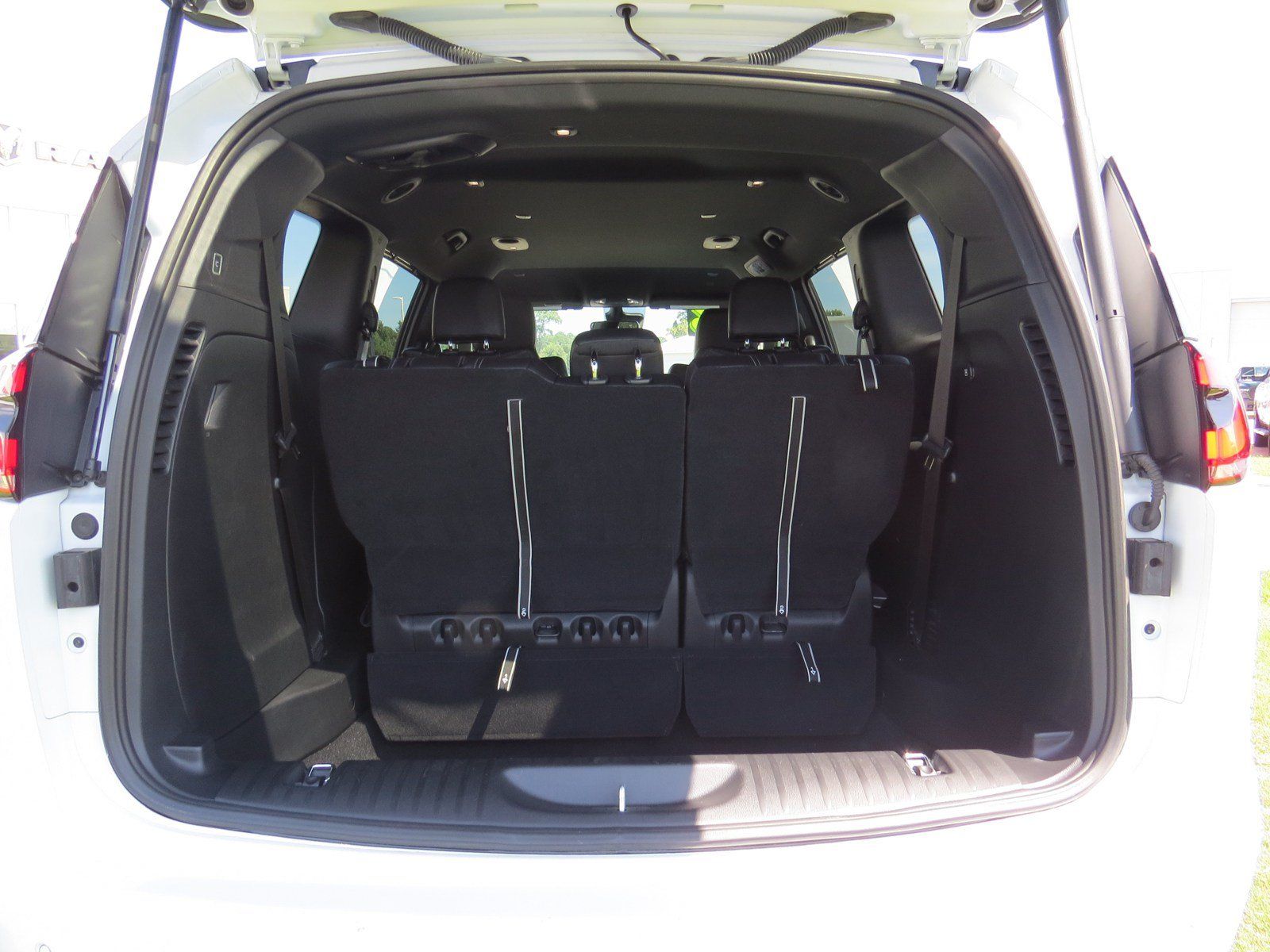 Used 2026 Chrysler Pacifica Select FWD image 10