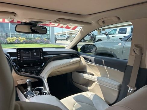 Used 2021 Toyota Camry XLE image 33