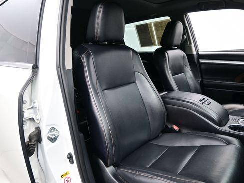Used 2019 Toyota Highlander XLE AWD/4WD image 13