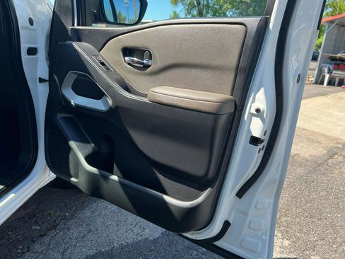 Used 2022 Nissan Frontier SV w/ Technology Package AWD/4WD image 17