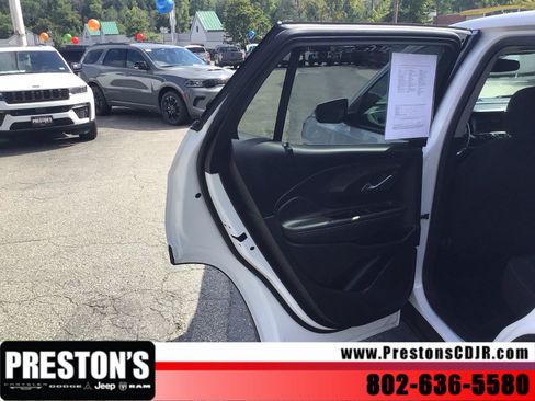 Used 2024 GMC Terrain SLE AWD/4WD image 24
