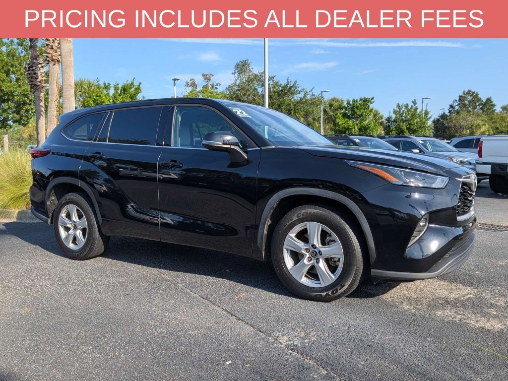Used 2022 Toyota Highlander LE FWD image 2