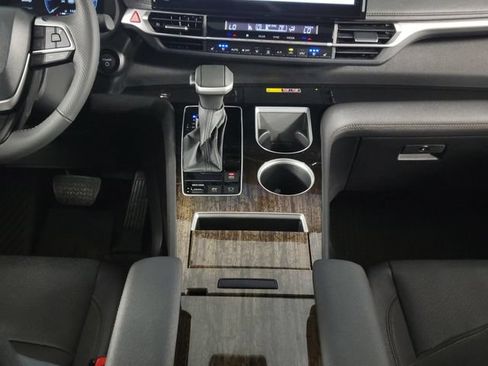 Used 2026 Toyota Sienna Limited FWD image 27