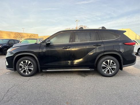 Used 2022 Toyota Highlander XLE image 3