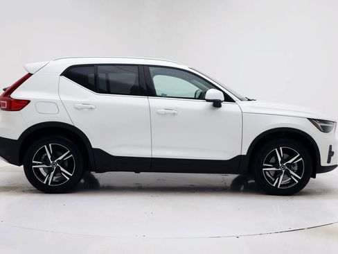 Used 2025 Volvo XC40 B5 Core image 2