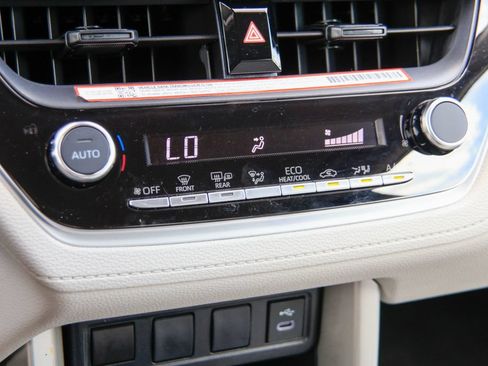 Used 2025 Toyota Corolla Cross LE FWD image 15