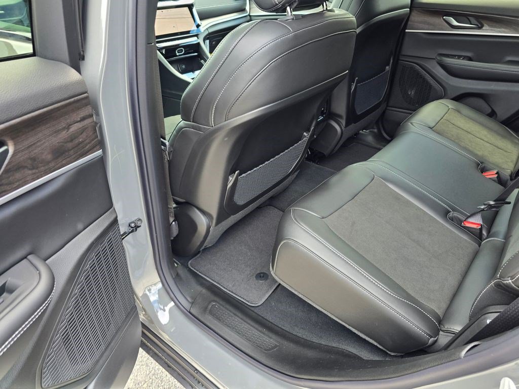 New 2027 Jeep Grand Cherokee Altitude RWD image 29