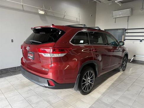 Used 2018 Toyota Highlander SE image 4