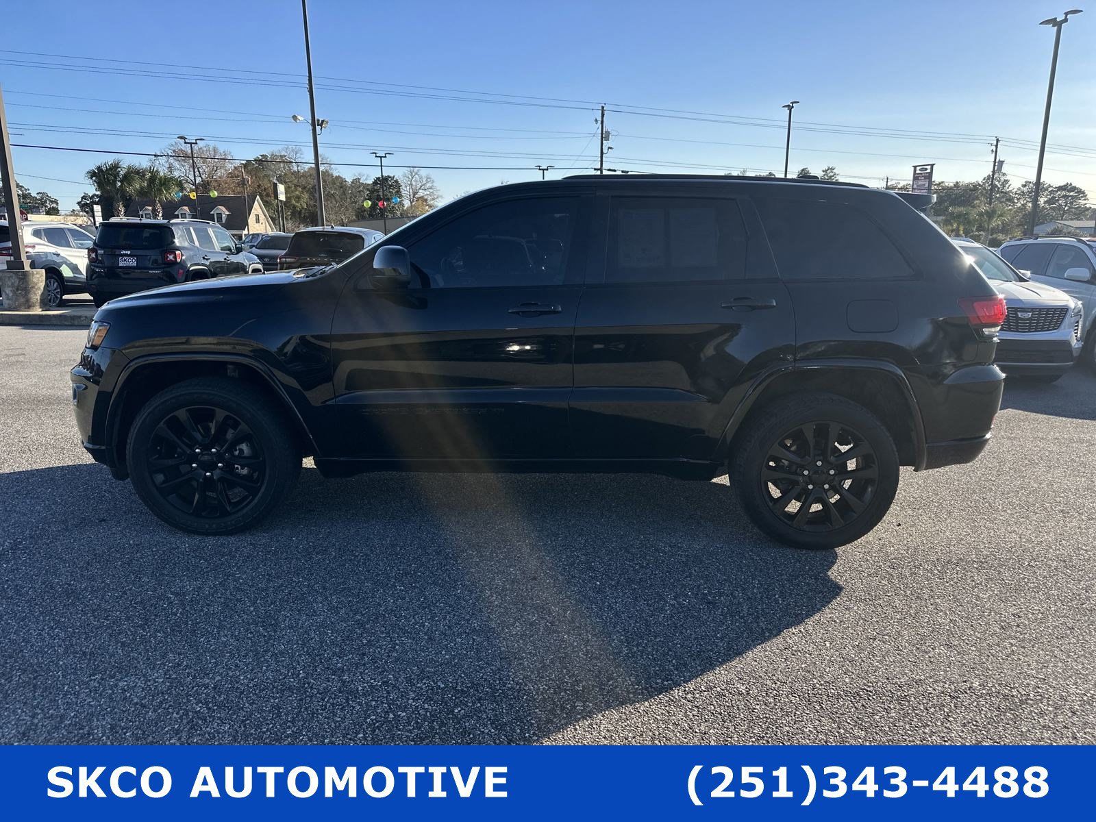 Used 2022 Jeep Grand Cherokee Laredo X AWD/4WD image 2