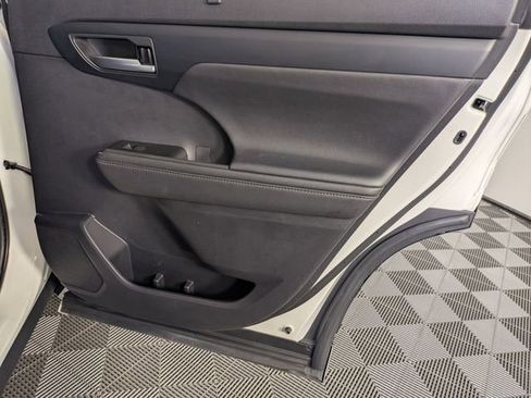 Used 2021 Toyota Highlander XSE AWD/4WD image 32