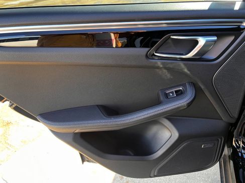 Used 2020 Porsche Macan Base AWD 4dr SUV image 17