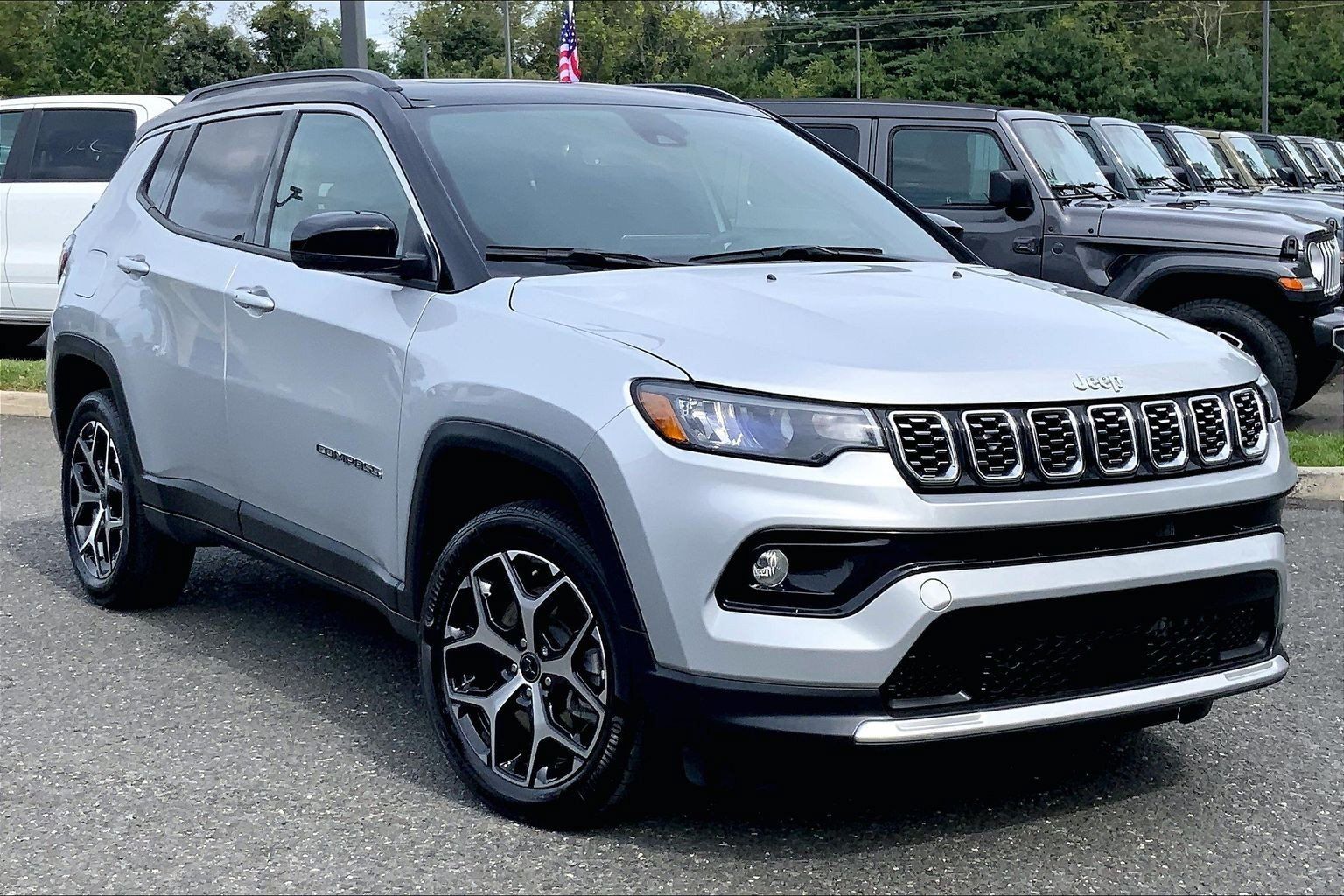 Used 2025 Jeep Compass Limited w/ Sun & Sound Group AWD/4WD image 2
