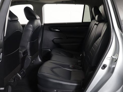 Used 2021 Toyota Highlander XLE image 29