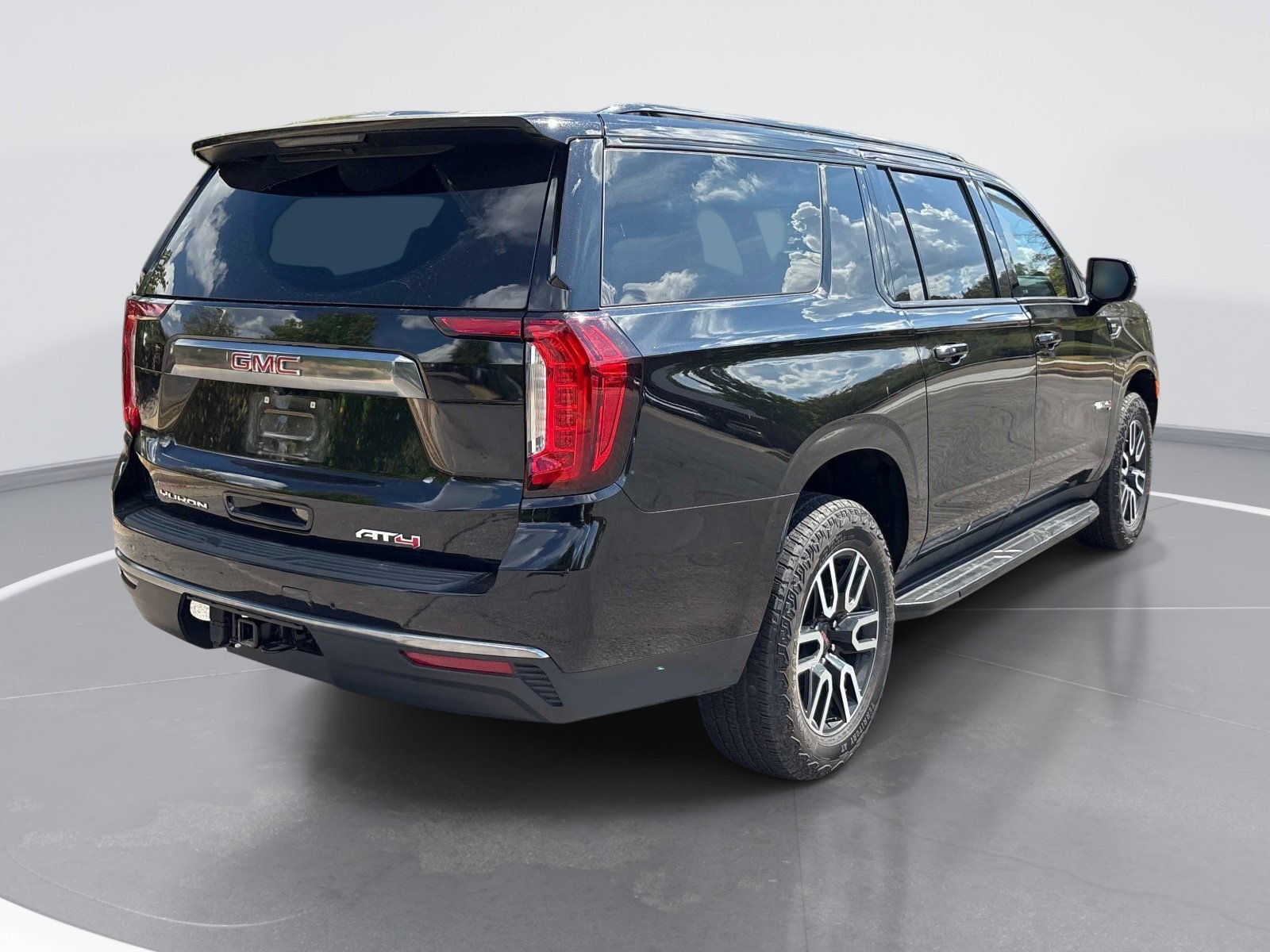 Used 2024 GMC Yukon XL AT4 w/ Technology Package AWD/4WD image 8