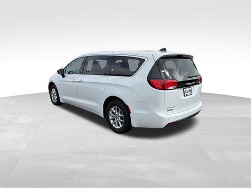 Used 2025 Chrysler Voyager LX image 7
