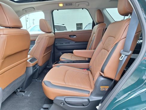 Used 2025 Nissan Pathfinder Platinum FWD image 12