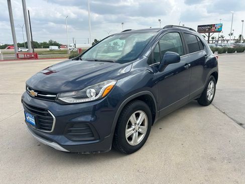 Used 2019 Chevrolet Trax LT w/ LT Convenience Package FWD image 3
