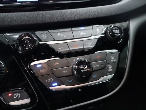 Used 2025 Chrysler Pacifica Select FWD image 20