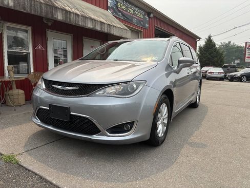Used 2018 Chrysler Pacifica Touring-L FWD image 2