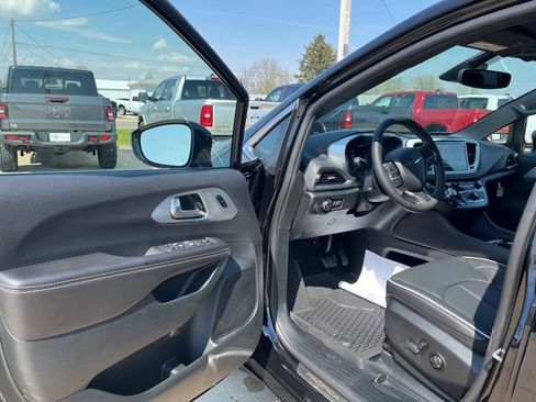 New 2026 Chrysler Pacifica Limited FWD image 9