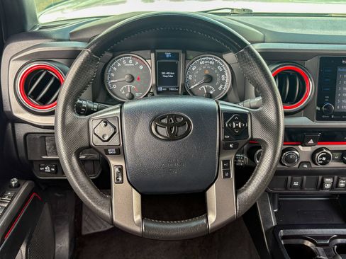 Used 2018 Toyota Tacoma TRD Off-Road AWD/4WD image 29