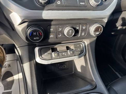 Used 2023 GMC Acadia SLT w/ Elevation Edition image 16