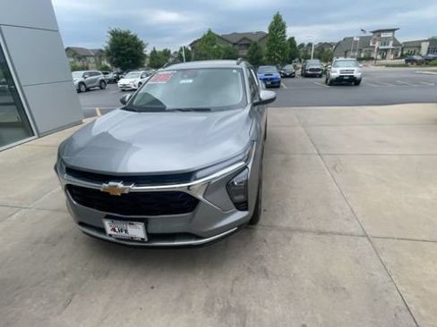 Used 2025 Chevrolet Trax LT w/ LT Convenience Package FWD image 5