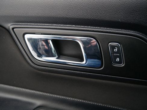 Used 2016 Ford Mustang Convertible image 19