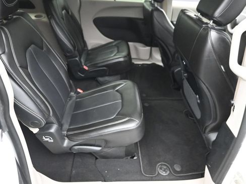 Used 2023 Chrysler Pacifica Touring-L FWD image 11