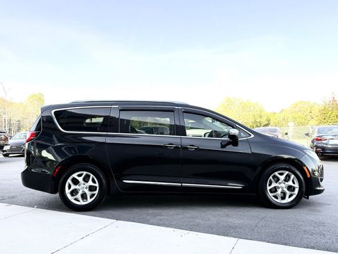 Used 2020 Chrysler Pacifica Limited image 10