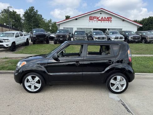Used 2011 Kia Soul ! FWD image 2