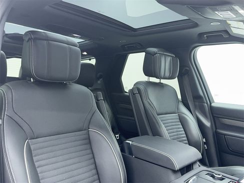 Used 2023 Land Rover Discovery Metropolitan Edition image 50