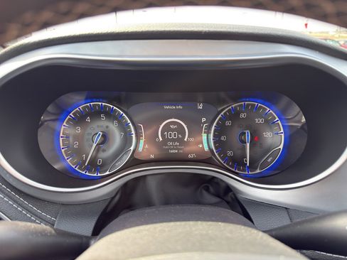 Used 2025 Chrysler Pacifica Limited image 25