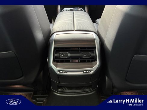 Used 2025 BMW 760i xDrive w/ Premium Package image 32