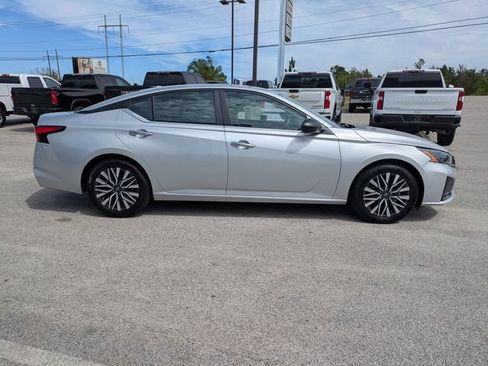 Used 2024 Nissan Altima 2.5 SV FWD image 3