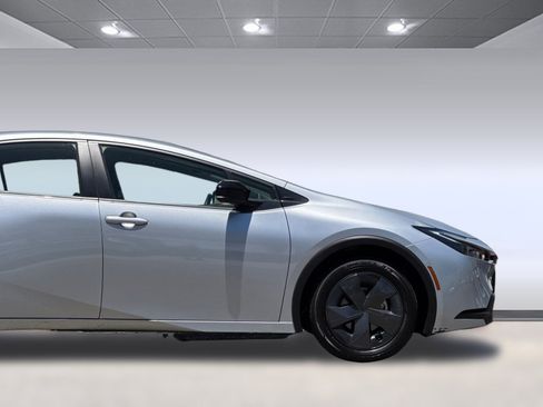 Used 2024 Toyota Prius LE FWD image 34
