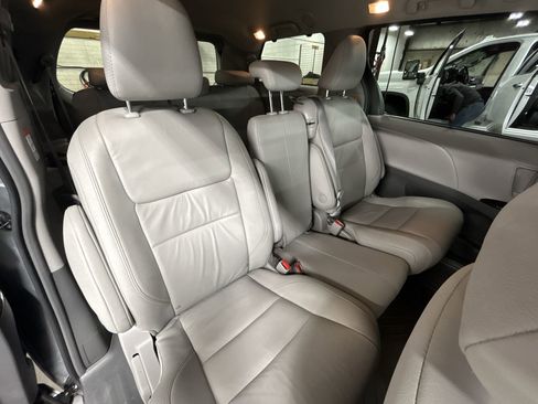 Used 2018 Toyota Sienna XLE Premium image 28