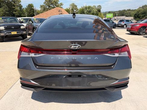 Used 2022 Hyundai Elantra SEL w/ Preferred Accessory Package FWD image 16