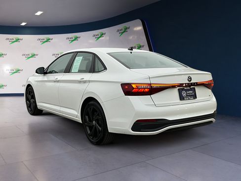 Certified 2025 Volkswagen Jetta SE w/ Sunroof Package image 5