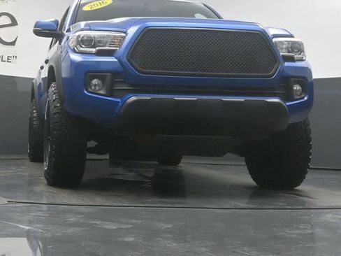 Used 2016 Toyota Tacoma TRD Off-Road image 3