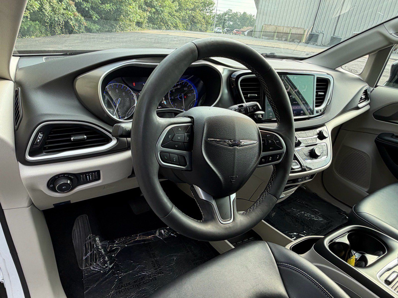 Used 2024 Chrysler Pacifica Touring-L FWD image 26