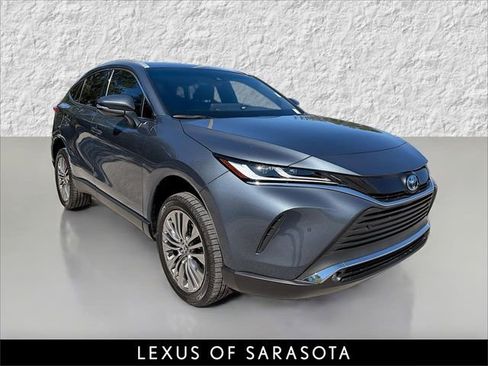 Used 2023 Toyota Venza XLE image 1