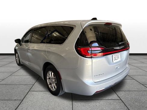 Used 2024 Chrysler Pacifica Touring-L FWD image 37