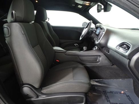 Used 2019 Dodge Challenger SXT image 9