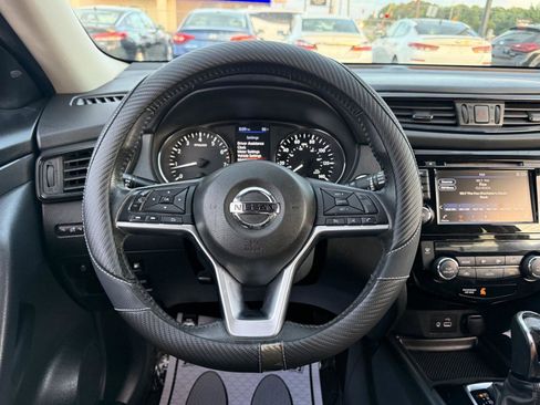 Used 2018 Nissan Rogue SV FWD image 14