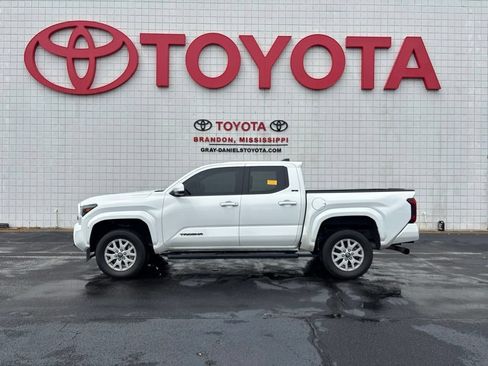 Used 2025 Toyota Tacoma SR5 AWD/4WD image 5
