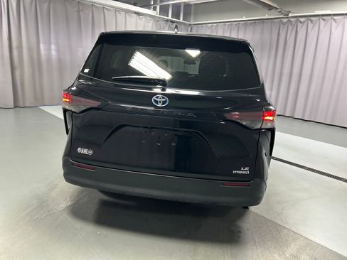 Used 2024 Toyota Sienna LE image 6